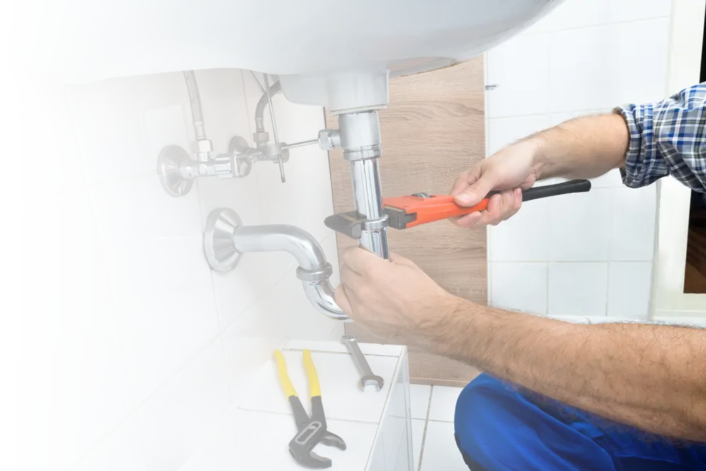 Fontanero arreglando desatasco de tubería en Palencia